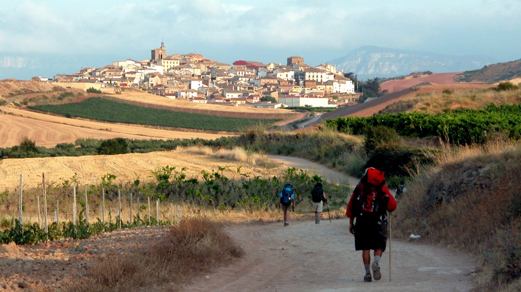 Peregrinos en el Camino de Santiago en Cirauqui :: Descubre Navarra, Turismo en Navarra