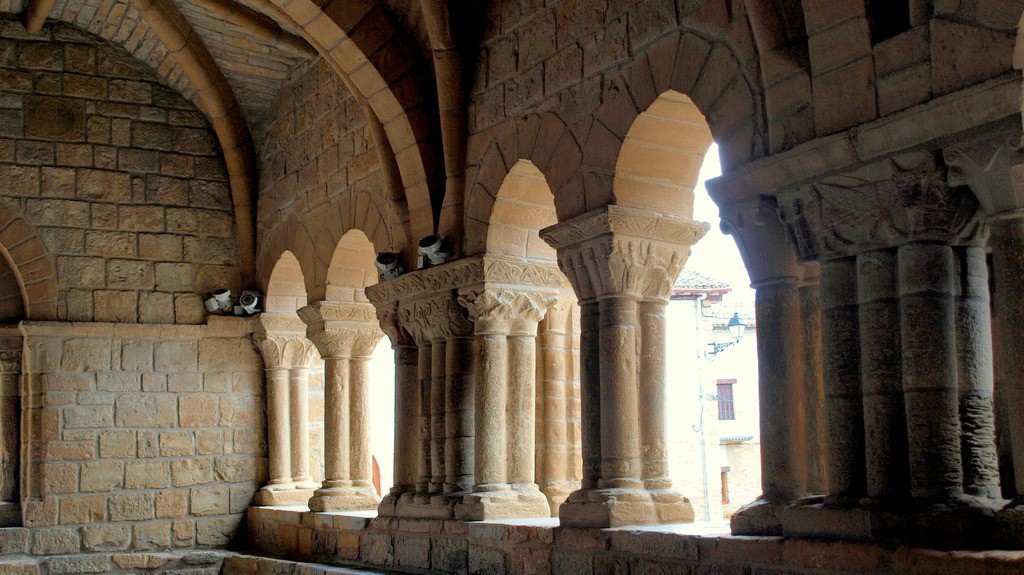 Atrio de la iglesia de Gazólaz - Turismo en Navarra