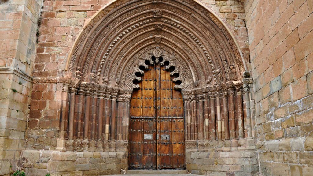 Portada de la iglesia de San Román, Cirauqui :: Descubre Navarra, Turismo en Navarra