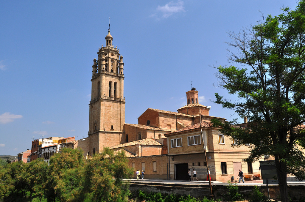 Vista de la torre de la iglesia de Santa María de Los Arcos :: Descubre Navarra, Turismo en Navarra