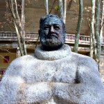 Escultura homenaje a Ernest Hemingway, Pamplona :: Descubre Navarra, Turismo en Navarra