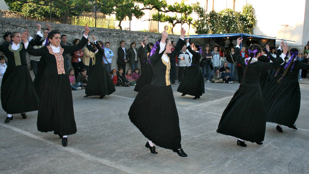 Mujeres de Jaurrieta bailando el "Axuri Beltza" - Turismo en Navarra